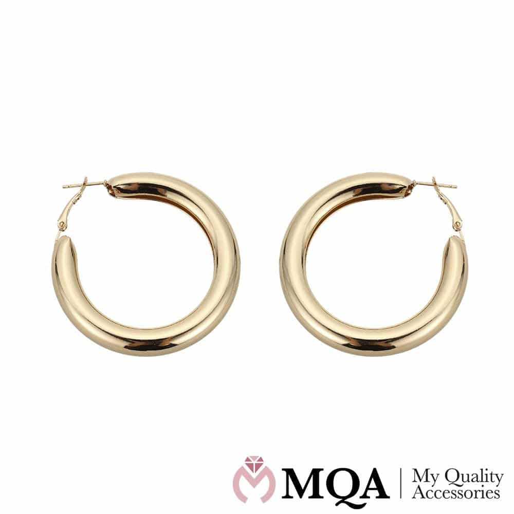 Örhängen med klassiskt och glansigt utseende