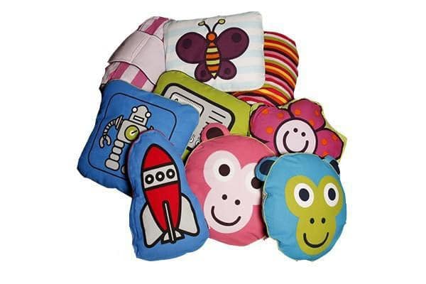 FLEXA barnkuddar i olika färger och motiv