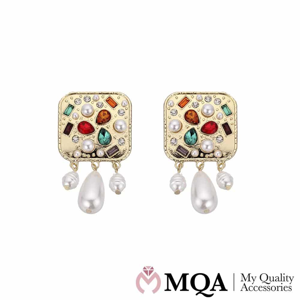 Örhängen med pärlor och platta med färgglada stenar