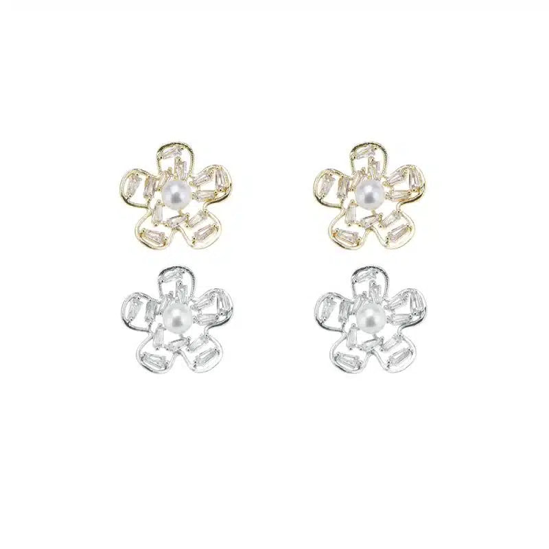 Örhängen formade som en vacker blomma med en pärla, guld eller silver