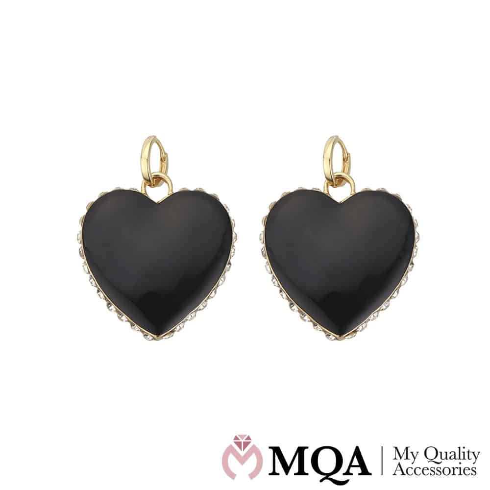 Örhängen med blankt svart hjärta och små glittrande stenar