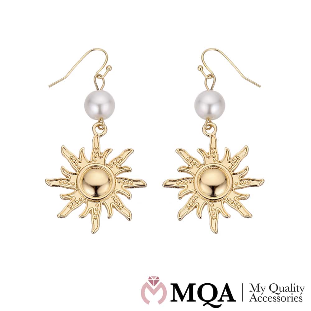 Örhängen med pärla och vacker sol