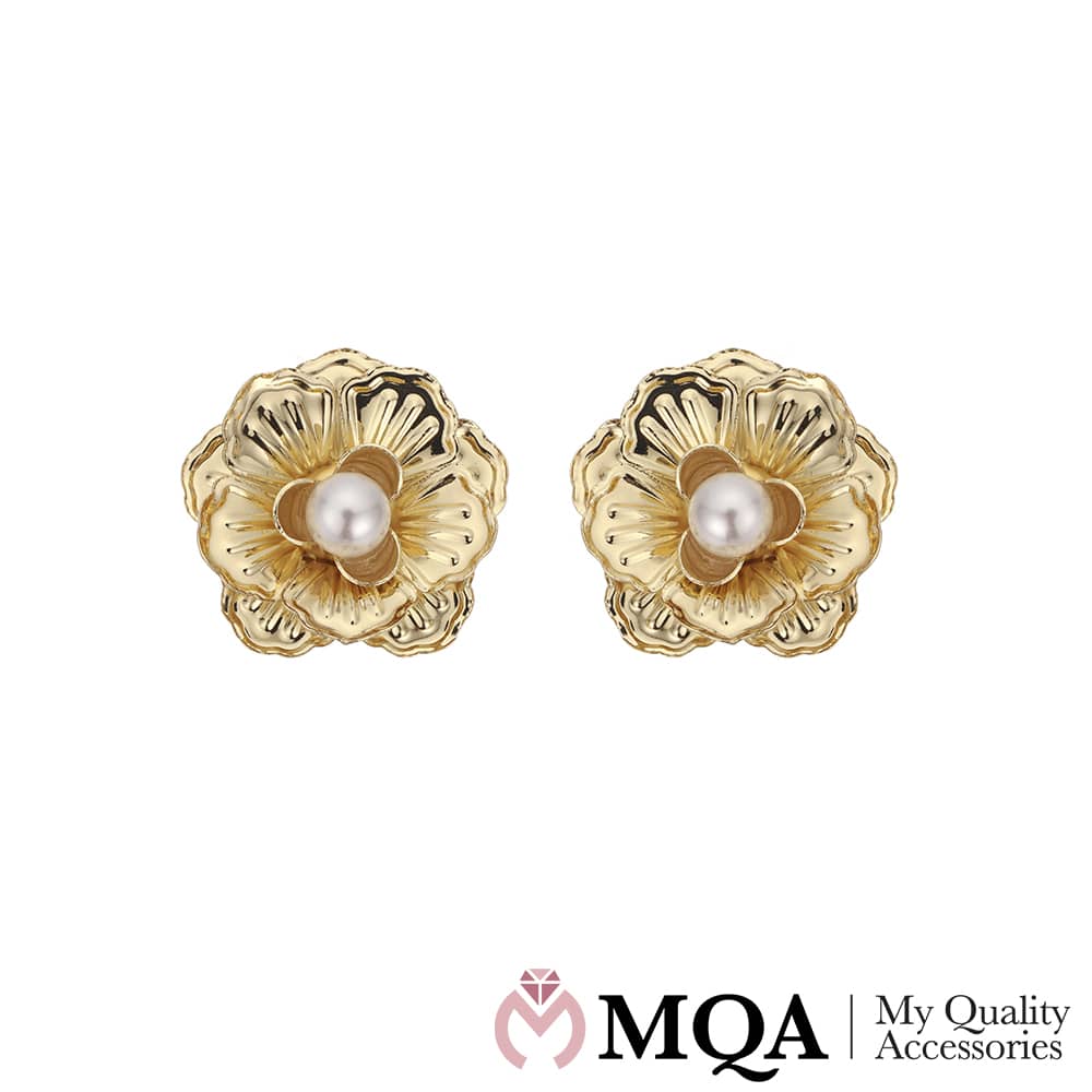 Örhängen med blomma och liten pärla