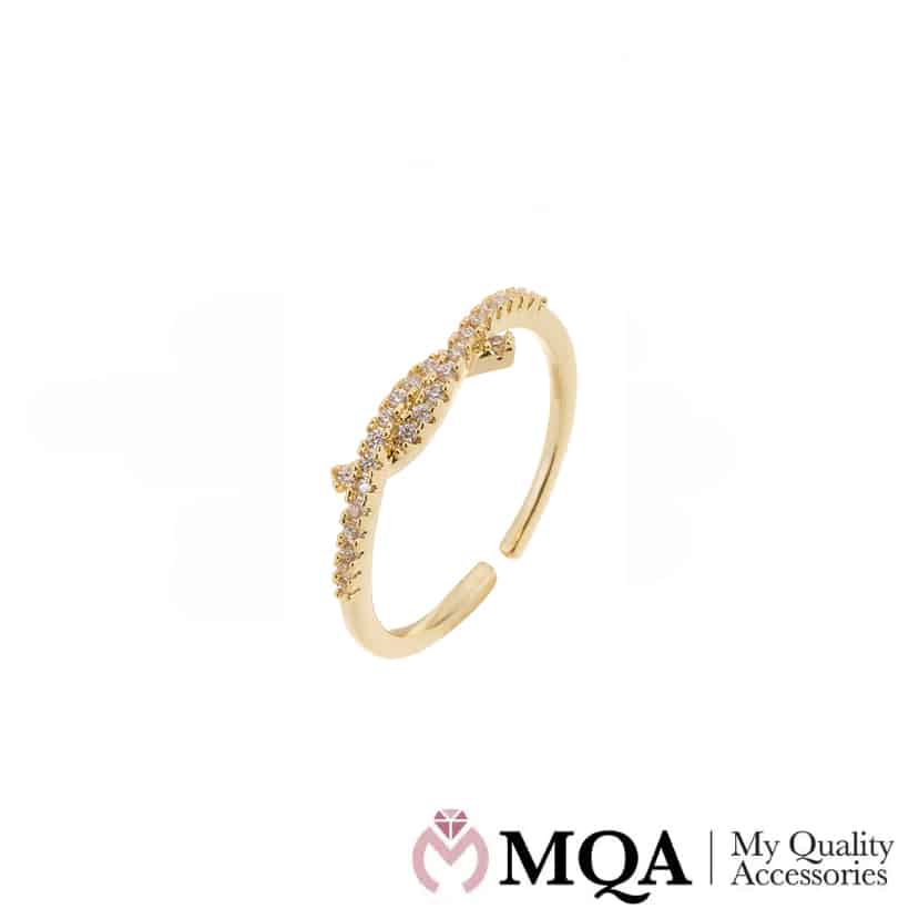 Ring, guldfärgade böjda med vackra stenar