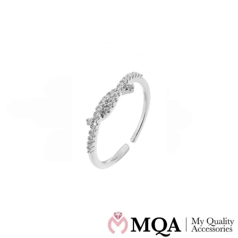 Ring, silverfärgade böjda med vackra stenar