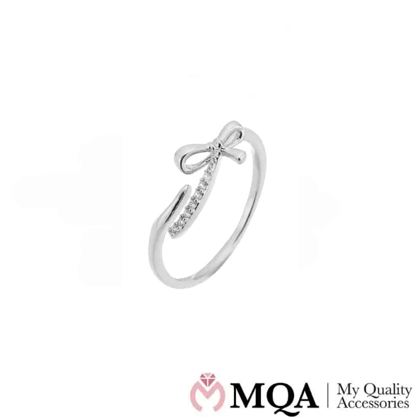 Ring, silverfärgade med rosett och klara stenar