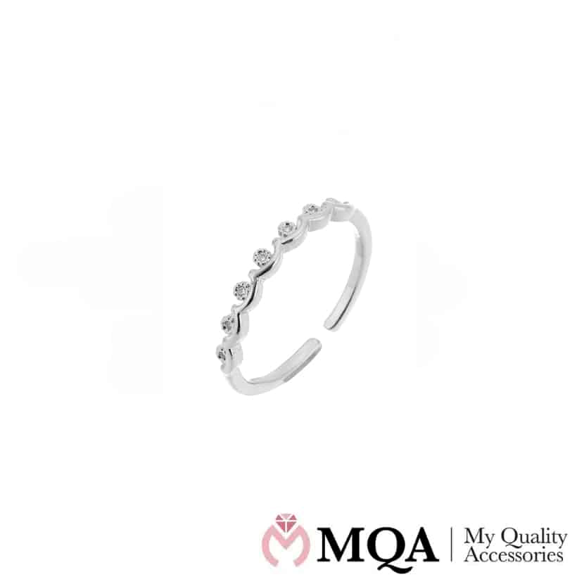 Ring, silverfärgade med en rad fina stenar