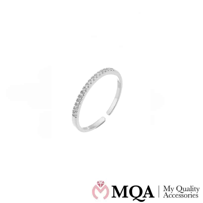 Ring, silverfärgade med en rad vackra stenar