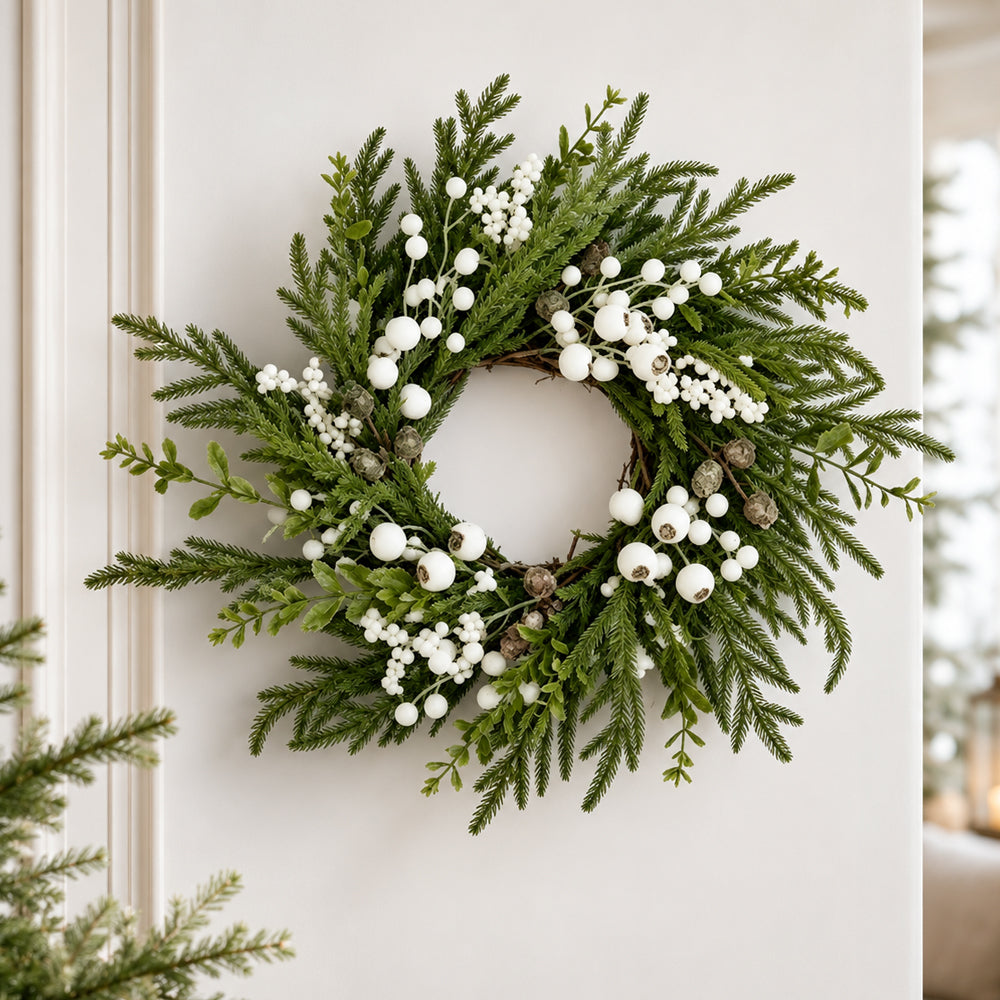 Julkrans – Naturtrogen Grön med Vita Bär – 50 cm