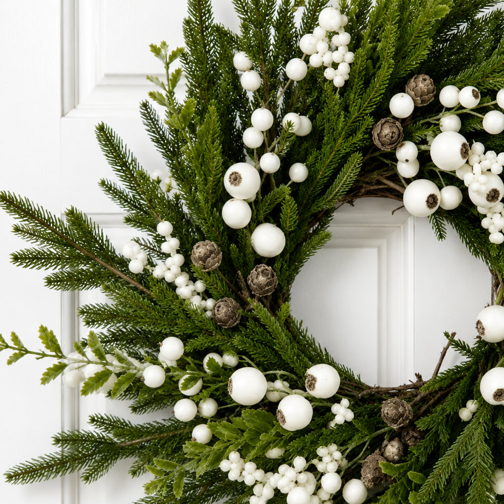 Julkrans – Naturtrogen Grön med Vita Bär – 50 cm