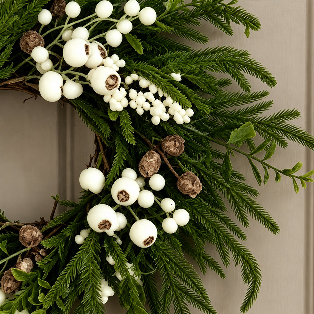 Julkrans – Naturtrogen Grön med Vita Bär – 50 cm