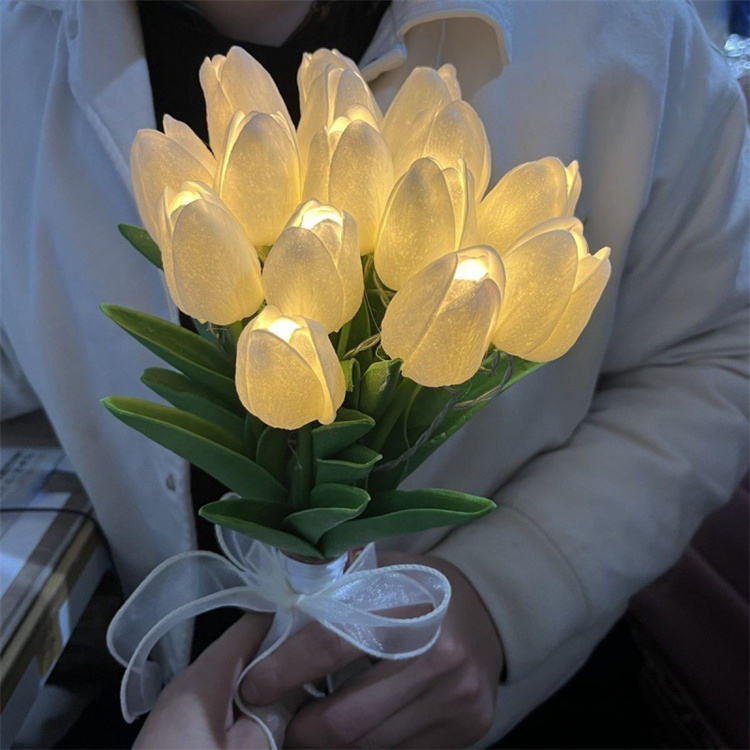 LED Tulpanbukett – 10 Vita Tulpaner med Varmt Stämningsljus