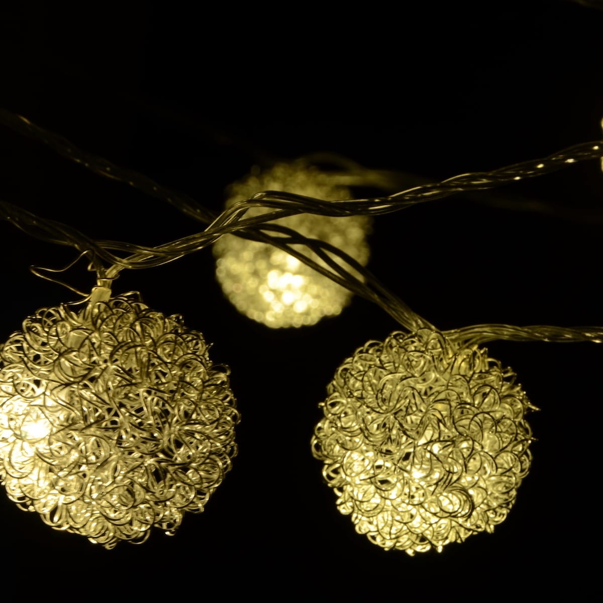 LED-ljusslinga med 20 dekorativa kulor – guld (3 meter)
