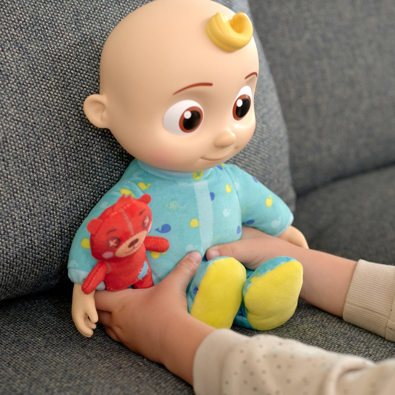 Cocomelon JJ Sjungande Docka – svenskt tal -