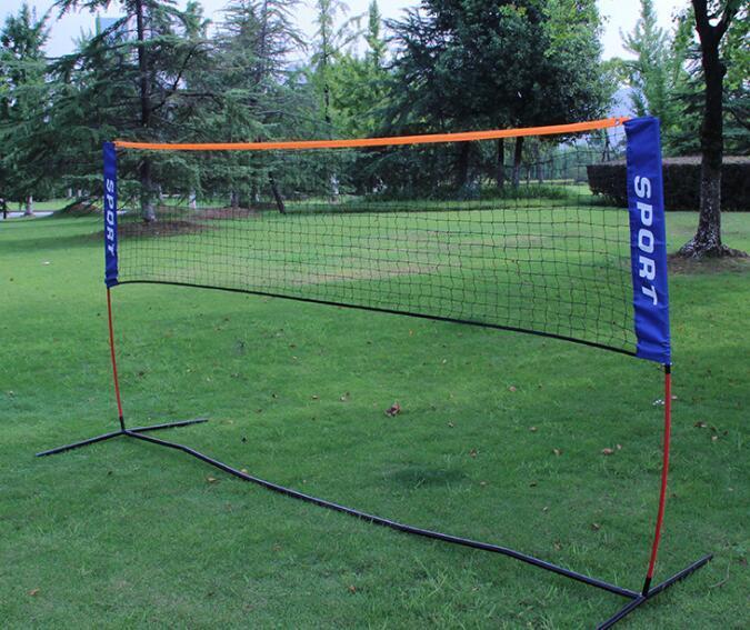 Ett färdig monterat badmintonnät