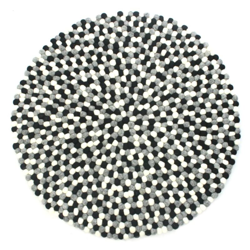 svart vit grå filtbollsmatta